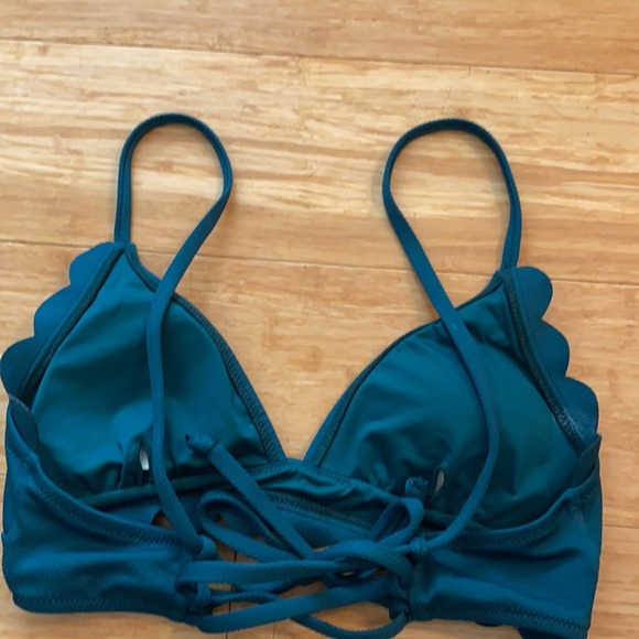 Scalloped Edge V-neck Printed Bikini - Picture 4 of 5